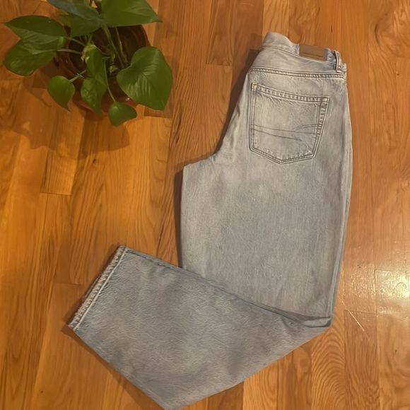 American Eagle Relaxed Mom Jeans - Light Wash - Distressed - 6/28W - Picture 3 of 7